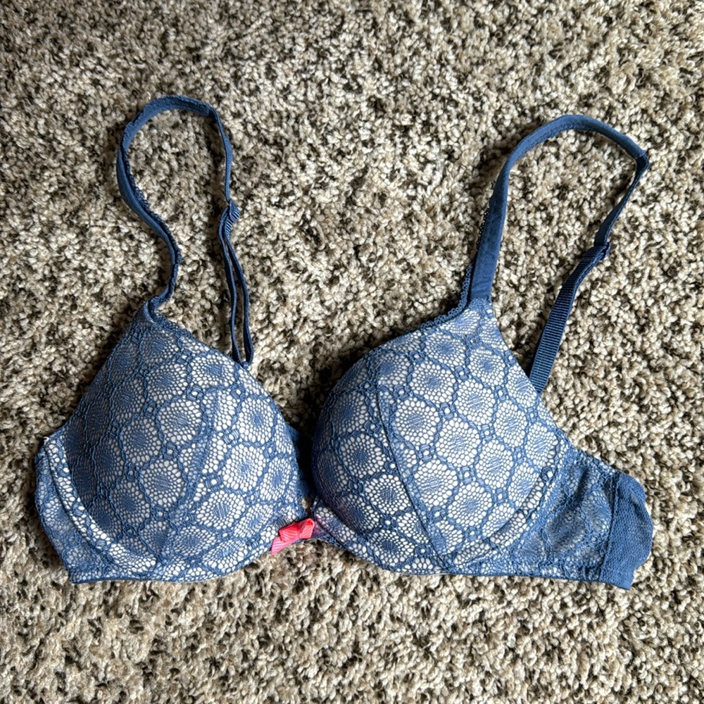 Victoria’s Secret Lace Bra Sz 32B